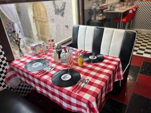 un tavolo con una tovaglia a scacchi rossa e bianca di Gleninver Guest House a Inverness