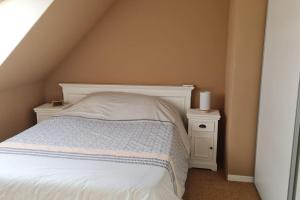 Postel nebo postele na pokoji v ubytování Maison dans quartier résidentiel à côté de Caen