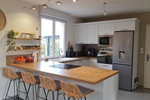 Kuchyň nebo kuchyňský kout v ubytování Maison dans quartier résidentiel à côté de Caen