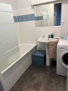 ein Badezimmer mit einem Waschbecken, einer Badewanne und einem WC in der Unterkunft T2 St Martin du Touch / Airbus in Toulouse
