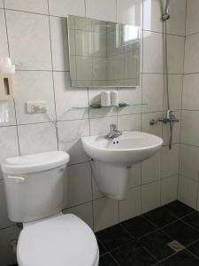 Koupelna v ubytování XDZ Hotel