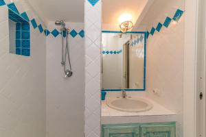 コスタ・コラッリナにあるVilla Corallinaのバスルーム(洗面台、鏡付)