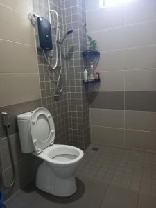 een badkamer met een toilet en een douchekop bij RS Homestay in Sungai Petani