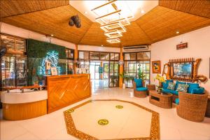 - un salon avec une grande porte en bois dans l'établissement Noni's Resort, à Alitagtag