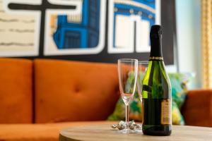 a bottle of champagne and a glass on a table at oasis en el centro de manresa in Manresa