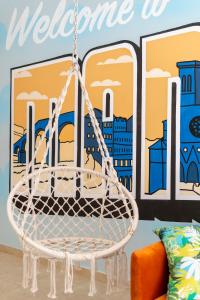 a white swing in a living room with a picture of a city at oasis en el centro de manresa in Manresa