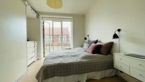 una camera con un letto e una grande finestra di ApartmentInCopenhagen Apartment 80 a Copenaghen