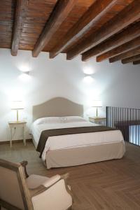 1 dormitorio con 1 cama grande y 1 silla en Suite il ritrovo dei poeti, en Taranto