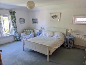 - une chambre avec 2 lits et 2 fenêtres dans l'établissement Cliffside, à Cowes