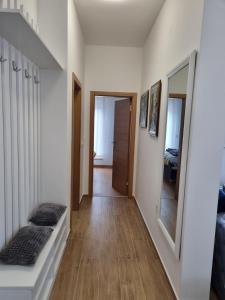 Tempat tidur dalam kamar di Apartman Suzi
