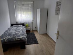 1 dormitorio con cama, ventana y puerta en Bruchköbel auch für Monteure, en Bruchköbel