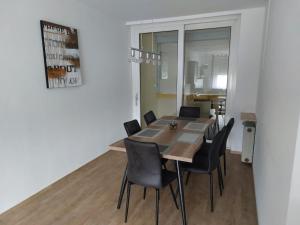 - une salle à manger avec une table et des chaises dans l'établissement Bruchköbel auch für Monteure, à Bruchköbel