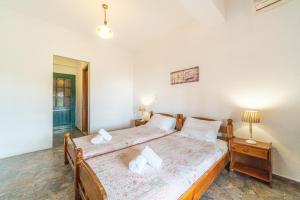 een slaapkamer met een groot bed in een kamer bij Arianna Studio Ground Floor 7 in Paleokastritsa +19 foto's