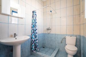 A bathroom at Kiotari beach garden view-sea view