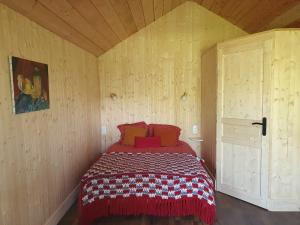 Ένα ή περισσότερα κρεβάτια σε δωμάτιο στο Studio en bois independant avec terrasse et jardin