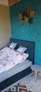 sypialnia z łóżkiem z 2 poduszkami i stołem w obiekcie Domek Zielenina w mieście Mierzeszyn