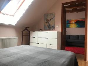 Postel nebo postele na pokoji v ubytování Tulipán Apartman Kápolnásnyék