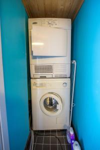 a washer and dryer in a small room at Kodikas Studio in Tampere