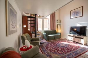 a living room with a couch and a tv at Kodikas Studio in Tampere