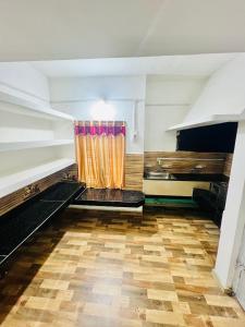 TV a/nebo společenská místnost v ubytování Suryas Home Stay + 28 fotografií