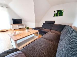 sala de estar con sofá y mesa en Ferienhaus Lucia en Hilzingen