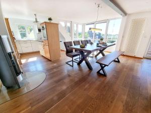 a kitchen and dining room with a table and chairs at Ferienhaus Lucia in Hilzingen