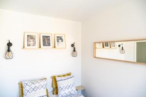 een woonkamer met een spiegel en een bank bij La Vigne Nature T2 au cœur historique de Blaye in Blaye +15 foto's