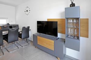 TV a/nebo společenská místnost v ubytování Bungalov - Autokemp Veronika
