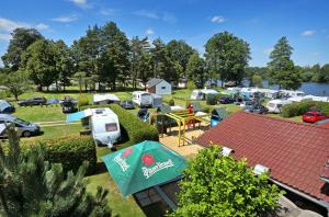 un campeggio con parco giochi e un parco con auto parcheggiate di Bungalov - Autokemp Veronika a Chlum u Třeboně
