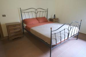a bedroom with a large bed with red pillows at Rifugio Valomagna in Falciano