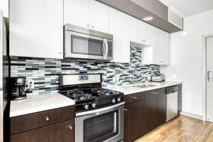 Köök või kööginurk majutusasutuses Downtown 1BR w Gym Pool nr Staples Center LAX-651