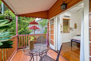 une terrasse couverte avec une table et des chaises. dans l'établissement Travellers Oasis, à Cairns