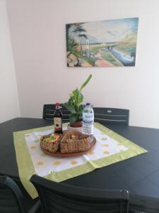PENICHE - Guest House Casa das Estelas في بينيش: طاولة مع صينية طعام وزجاجات ماء