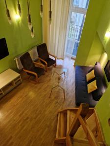 克拉科夫的住宿－Ariadna - Pantheon Apartments，客厅配有两把椅子和一张沙发