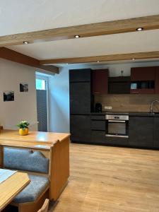 Kuchyň nebo kuchyňský kout v ubytování Ferienwohnungen LODGE-B
