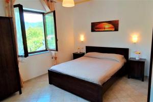 una camera con un letto e due finestre di Amalfi Coast Countryside with Jacuzzi and Garden a Polvica