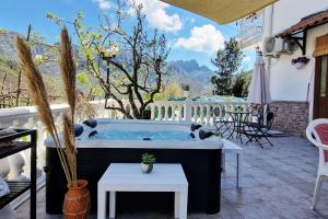 una vasca idromassaggio sul patio di una casa di Amalfi Coast Countryside with Jacuzzi and Garden a Polvica