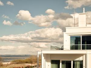 ein weißes Haus mit Meerblick in der Unterkunft the breeze in Ahlbeck