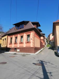una casa sentada al lado de una calle en Cozy attic studio, en Brasov