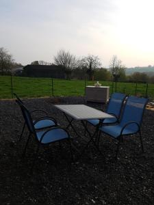 GergnyにあるLe refuge de Farandoleの椅子2脚、テーブル1台、テーブル1台、椅子1脚