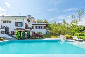 duży basen przed domem w obiekcie Alba View Apartment with Pool w Albie