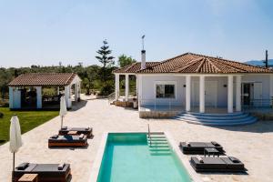 Πισίνα στο ή κοντά στο Villa Ellania