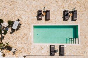 einen Blick über den Pool eines Resorts in der Unterkunft Villa Ellania in Ambelókipoi