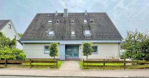 a house with a gambrel roof on top of it at "Haus Deichlodge" deichlodge, lodge eins in Büsum