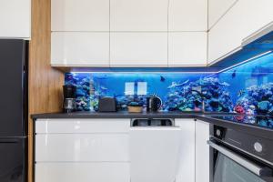 eine Küche mit einem Aquarium an der Wand in der Unterkunft Sea Resort Kropli Bałtyku Apartment with Terrace by Renters in Darłowo