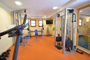 Fitness centrum a/nebo fitness zařízení v ubytování AKZENT Hotel Franziskaner