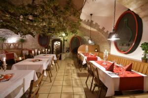 デッテルバッハにあるアクゼント ホテル フランツィスカナーの赤と白のテーブルが並ぶレストラン