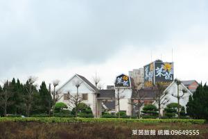 a building with graffiti on the side of it at Lai Yin Motel in Longtan