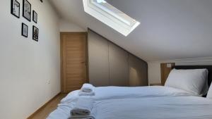 En eller flere senger på et rom på Apartments Spring