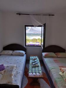 2 camas en una habitación con ventana en The Island of Prevlaka, en Prevlaka
